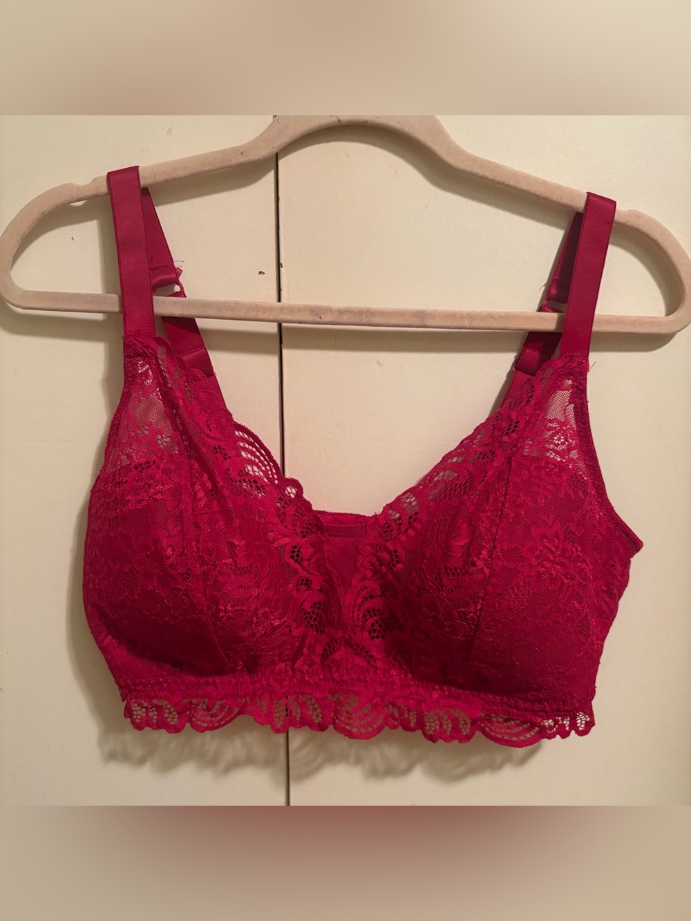BALI XL Red lace bra with floral design  no underwire 
Brand new without tags